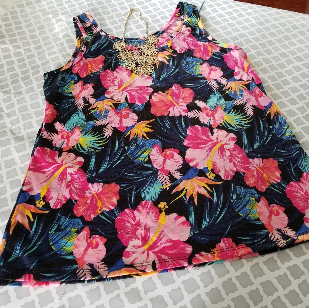 flower print tank top.